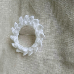 『数量限定ハンドメイド2019』刺繍ブローチ white wreath② 3枚目の画像