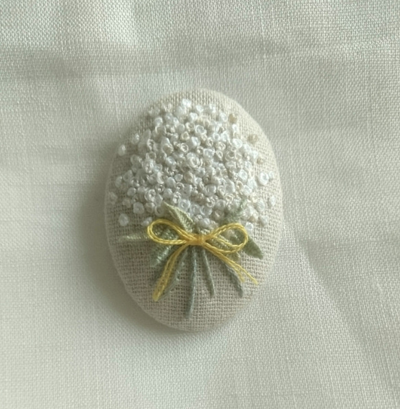 〈受注製作〉刺繍ブローチ white bouquet① 1枚目の画像