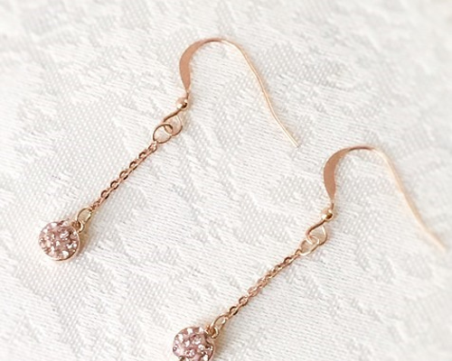 揺れるピンクゴールドのスワロフスキーピアス ピアス（フック