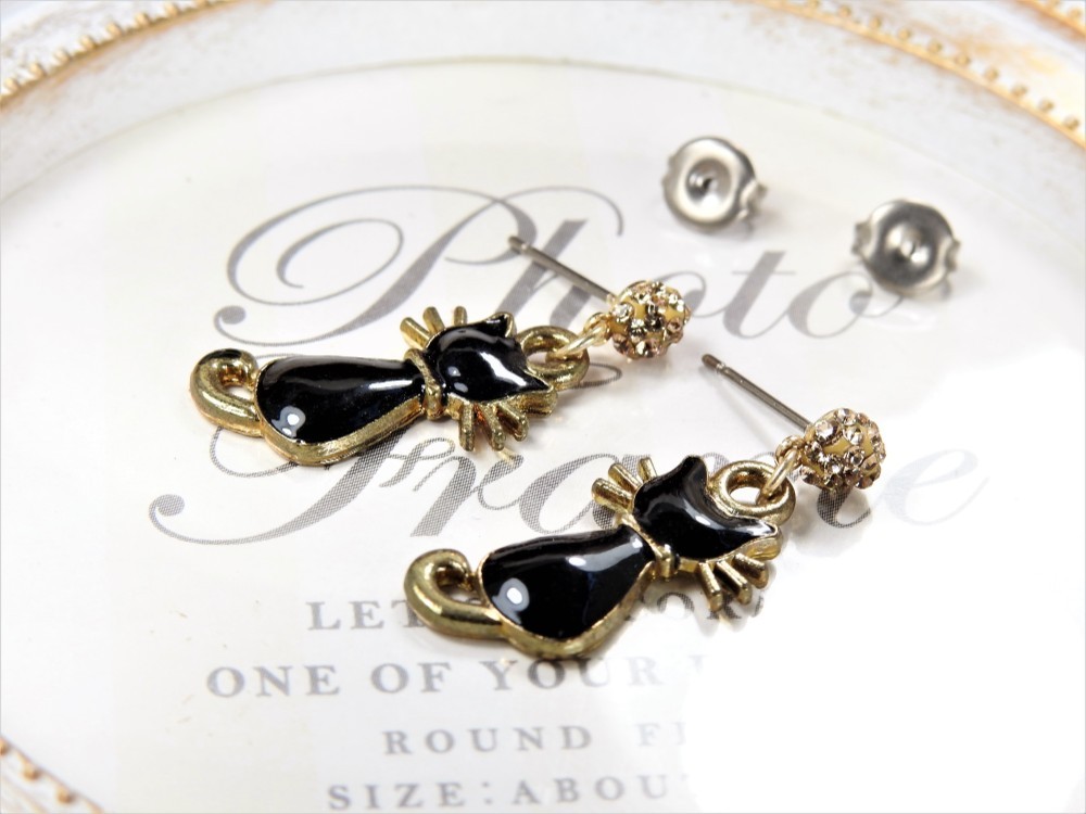 ねこ【新品】スワロフスキー　ピアス　蝶々 ねこ【新品】スワロフスキー　ピアス　蝶々