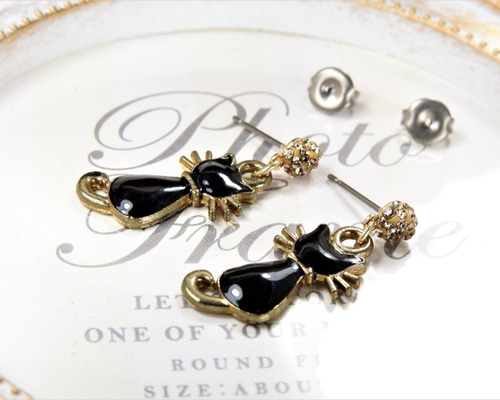 玉乗り猫ちゃん 不思議の国のアリス スワロフスキー使用 ピアス イヤリング SWAROVSKI スワロフスキー Swarovski ディズニー 不思議の国の