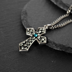 スワロフスキー】スワロフスキーのクロスネックレス(グリーンブルー