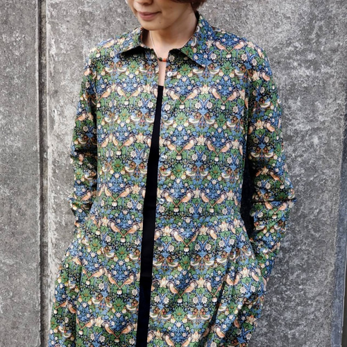 送料無料】リバティプリント《前開きタックワンピース》ストロベリー