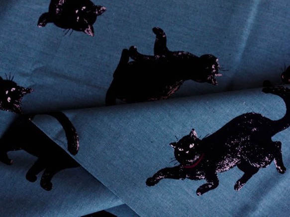 ※再販※小粋な黒猫柄キャンパス生地　　ブルーグレー：50ｃｍ×108ｃｍ 1枚目の画像