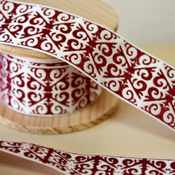 【販売終了】ＵＳＡ製刺繍リボン　シックな赤白のアラベスク柄　幅3.8cm [50cm単位] 1枚目の画像