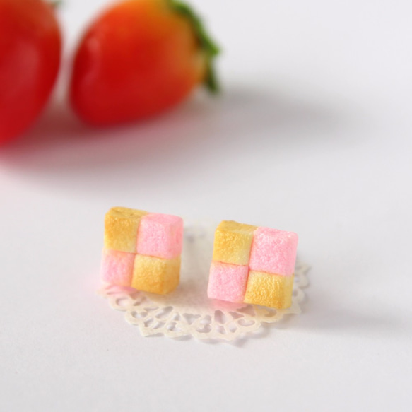 Mini 全手工仿真草莓棋盤格子餅乾耳環-不繡鋼耳針 第1張的照片