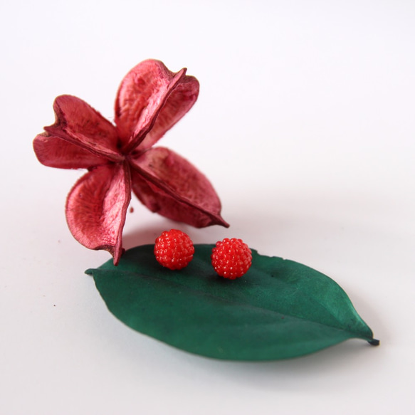 Handmade delicate raspberry earrings - stainless steel 3枚目の画像