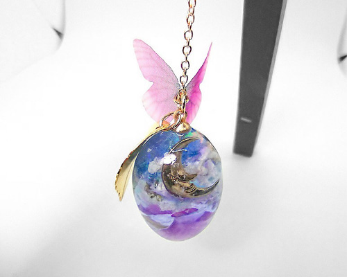 【妖精フェアリーの卵】フローライト 異世界ファンタジー 三日月 蝶 ペンダント 妖精フェアリーの卵】フローライト 異世界ファンタジー 三日月