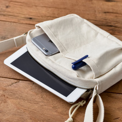 帆布のショルダーバッグ〈S〉モカベージュ・ipad miniが入るサイズ 3枚目の画像
