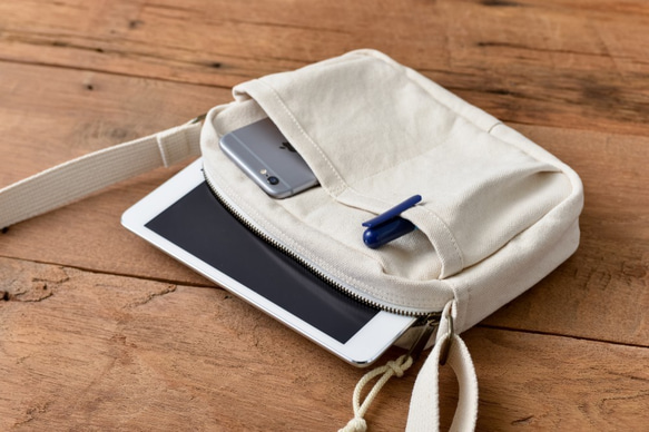 帆布のショルダーバッグ〈S〉モカベージュ・ipad miniが入るサイズ 3枚目の画像