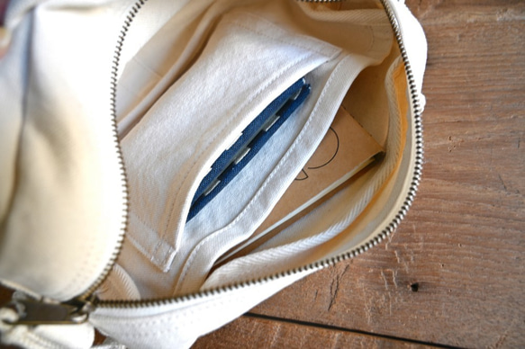 帆布のショルダーバッグ〈S〉ピンクベージュ・ipad miniが入るサイズ 2枚目の画像