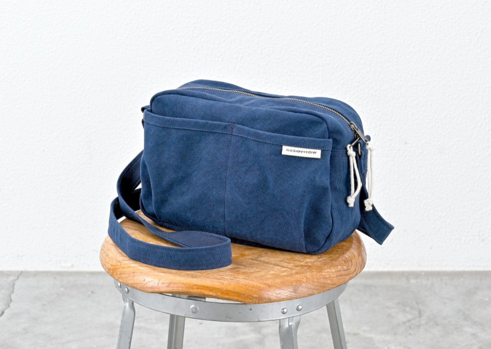 帆布のショルダーバッグ〈L〉折りたたみ傘が入るサイズ　レッド 帆布のショルダーバッグ〈L〉折りたたみ傘が入るサイズ　レッド