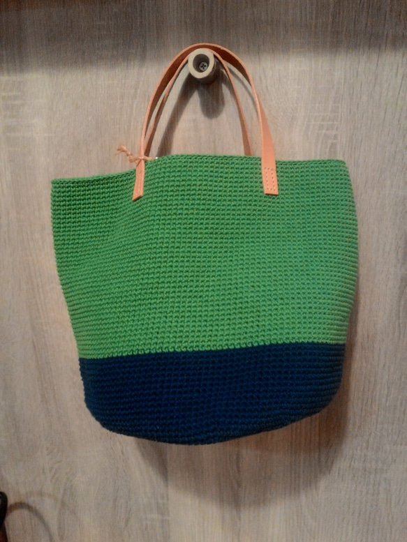 手作りの丸い底の2色の綿織りハンドバッグ（青と緑）の革のハンドル 1枚目の画像