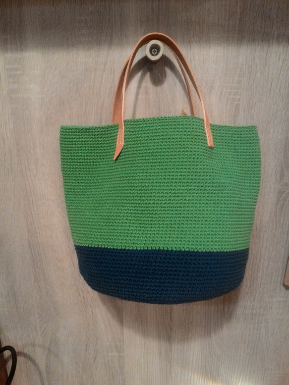 手作りの丸い底の2色の綿織りハンドバッグ（青と緑）の革のハンドル 3枚目の画像