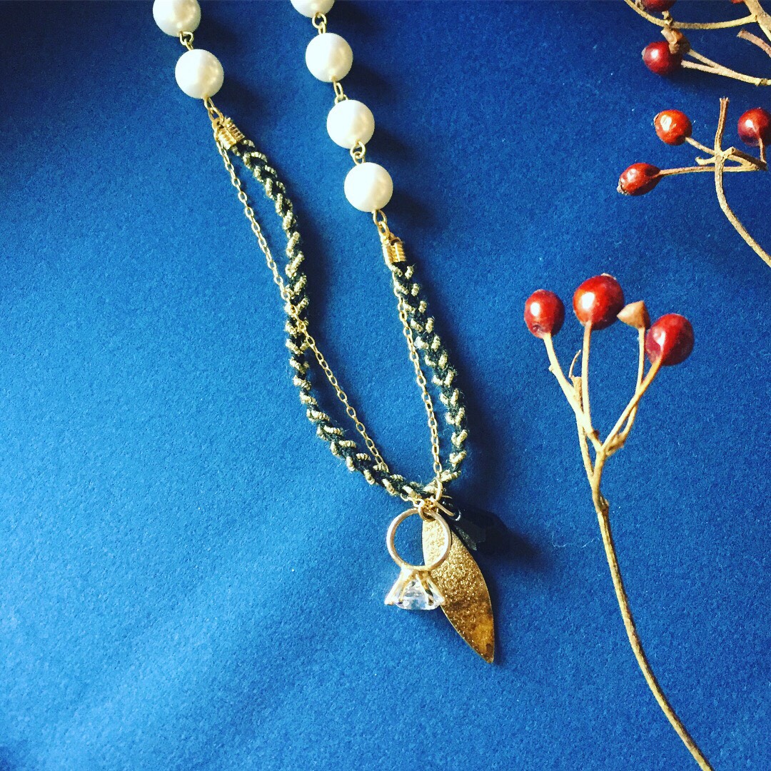 チェーンリボンのアシンメトリーネックレス