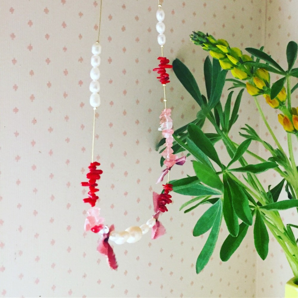 淡水パール、チェリークオーツ、サンゴとピンクシルクリボンのナイロンコードのネックレス