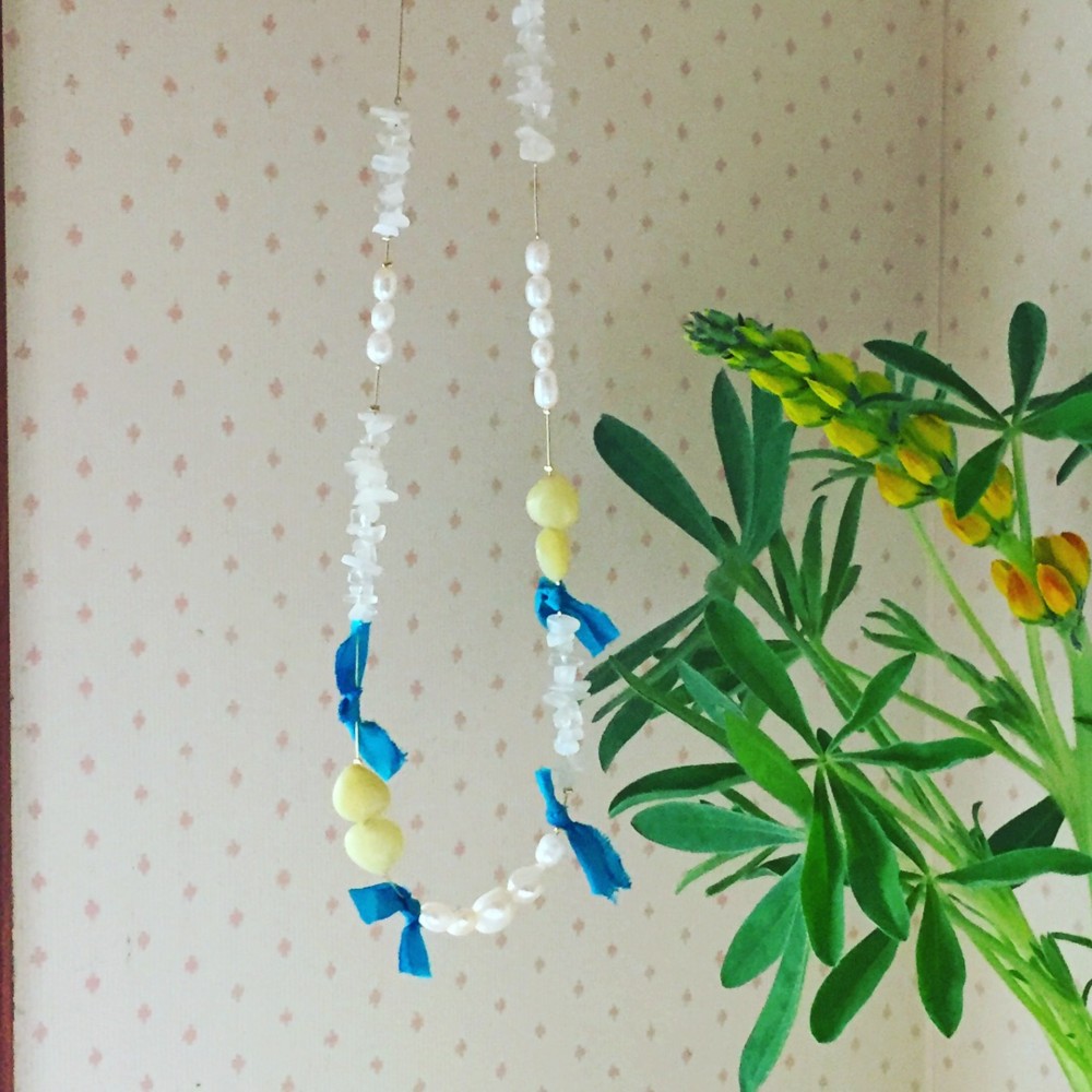 淡水パール、ジェード、ギリシャで買った黄色い三角の石、青色シルクリボンのナイロンコードのネックレス