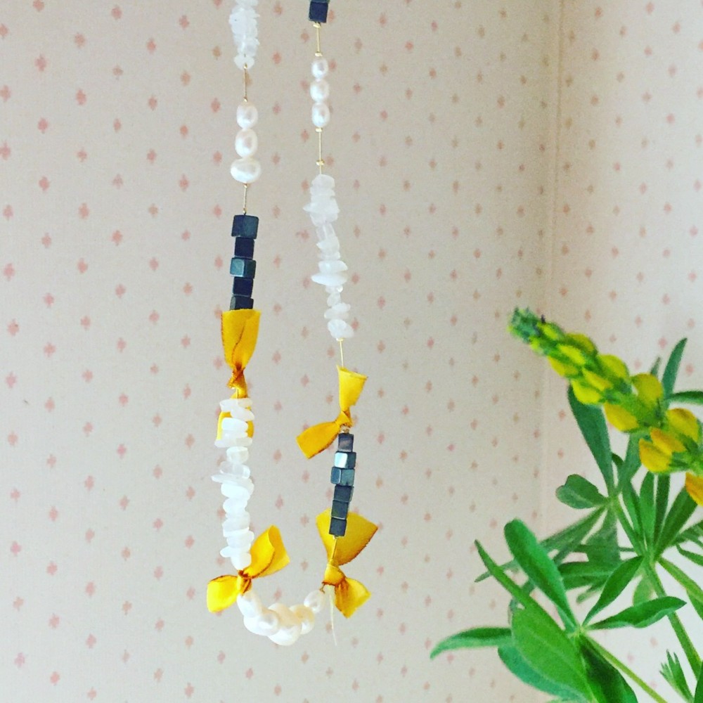 ギリシャで買った白いジェード、オニキス、淡水パールと黄色のシルクリボンのナイロンコードのネックレス