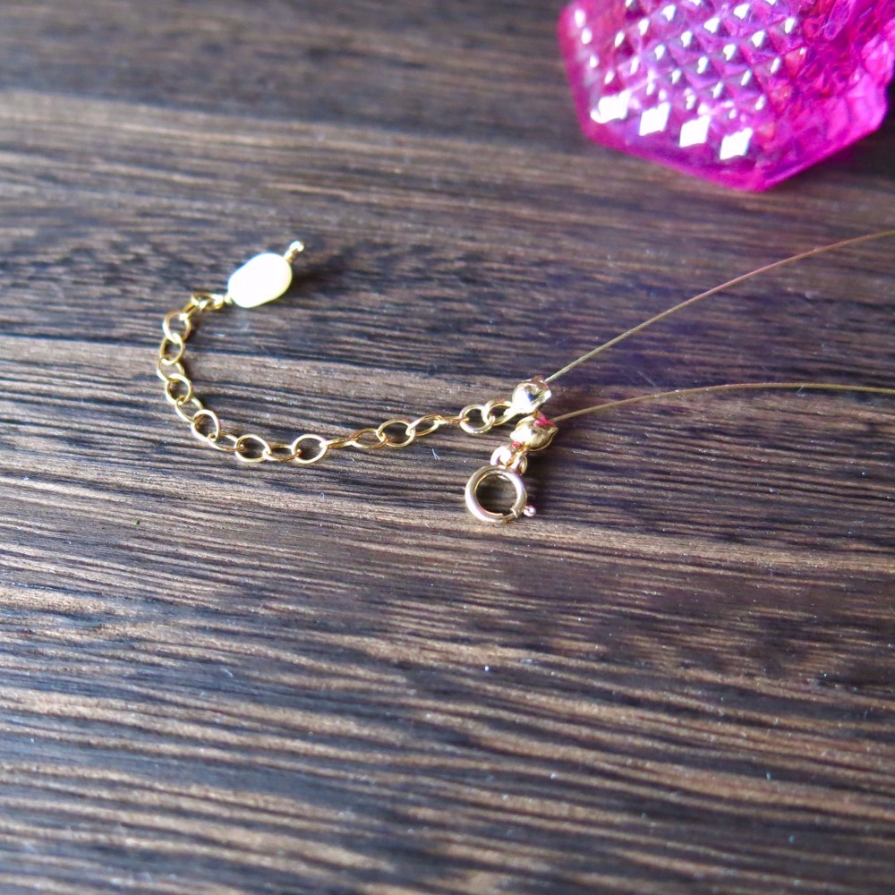 ギリシャで買った白いジェード、オニキス、淡水パールと黄色のシルクリボンのナイロンコードのネックレス