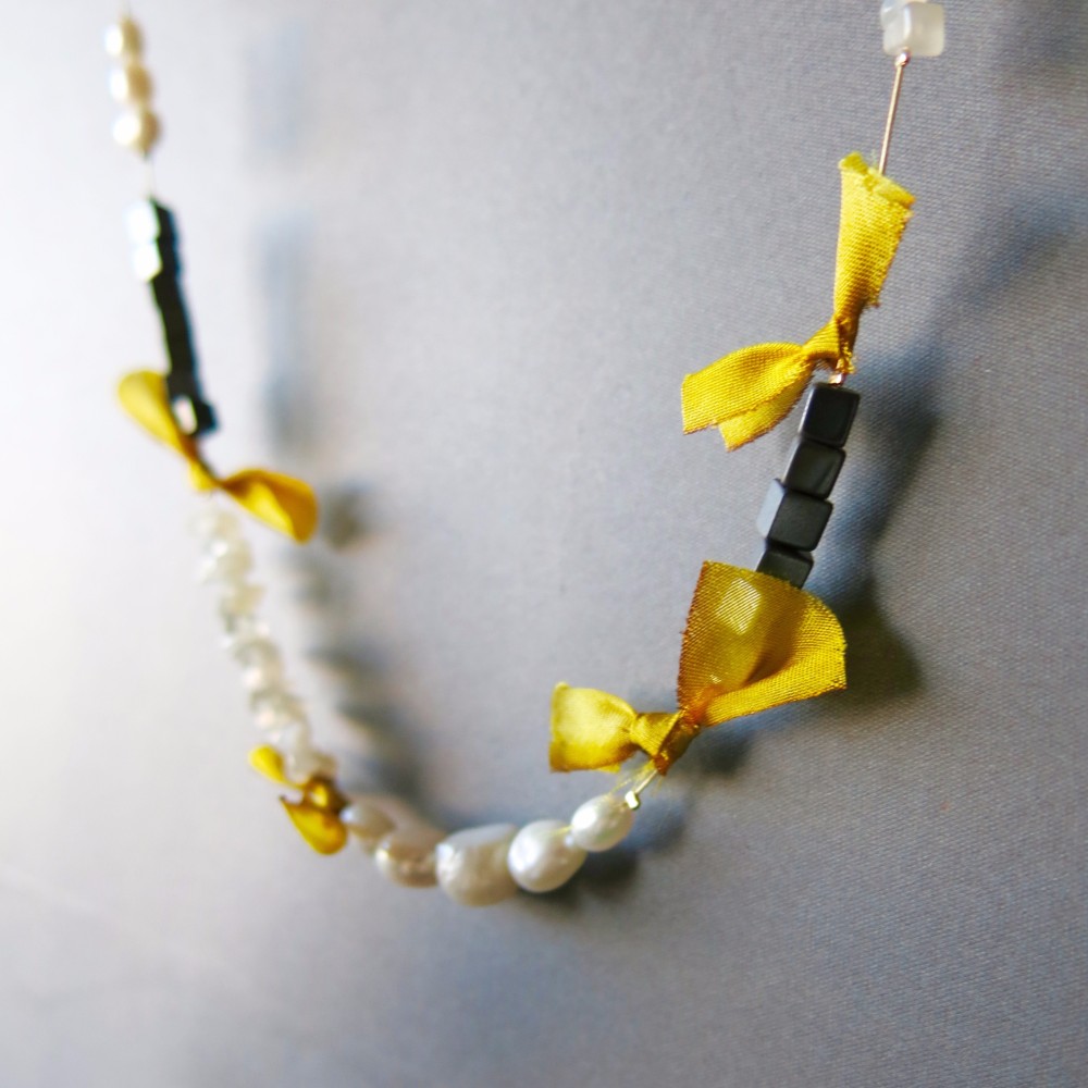 ギリシャで買った白いジェード、オニキス、淡水パールと黄色のシルクリボンのナイロンコードのネックレス