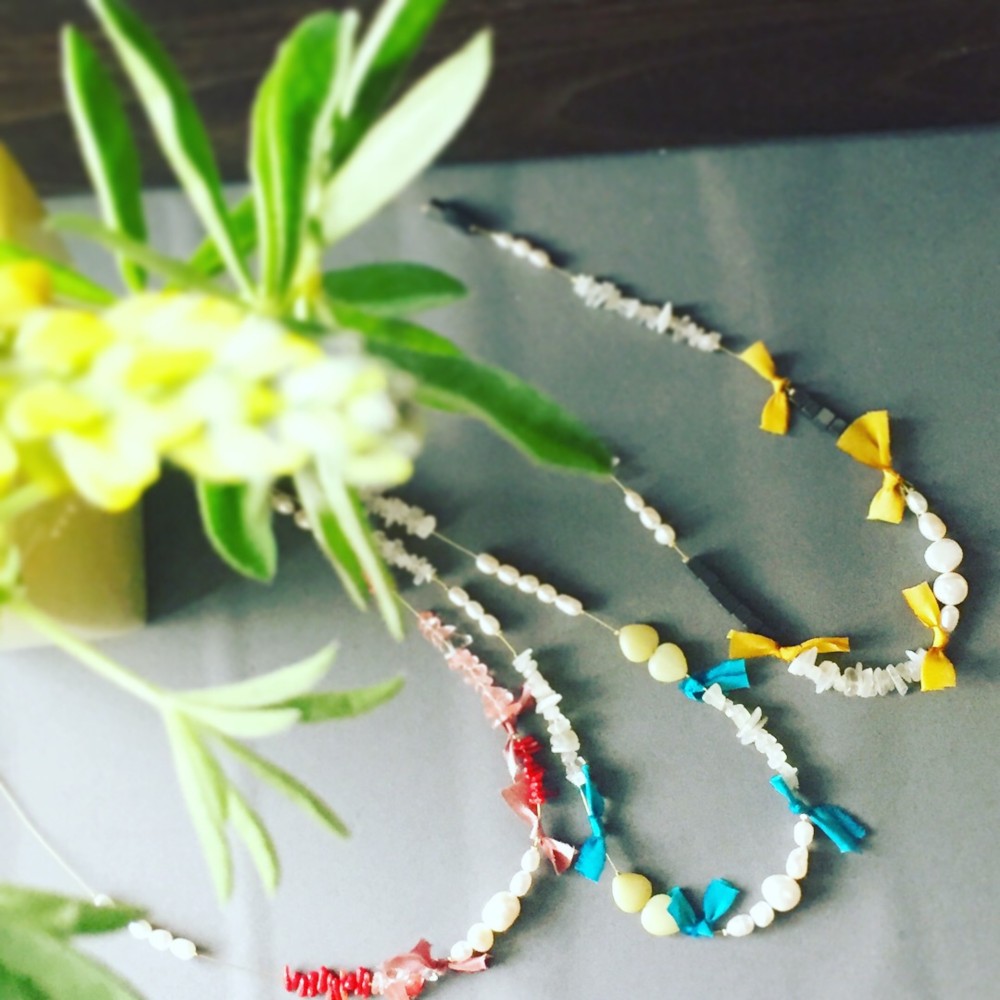 ギリシャで買った白いジェード、オニキス、淡水パールと黄色のシルクリボンのナイロンコードのネックレス