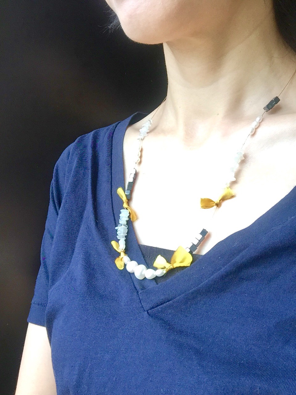 ギリシャで買った白いジェード、オニキス、淡水パールと黄色のシルクリボンのナイロンコードのネックレス