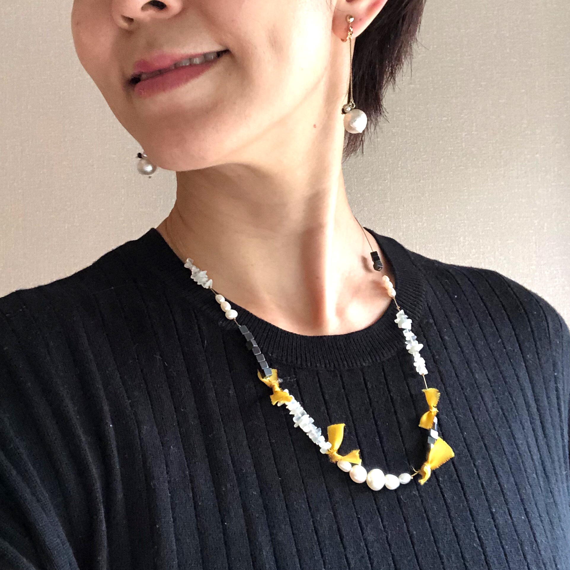 ギリシャで買った白いジェード、オニキス、淡水パールと黄色のシルクリボンのナイロンコードのネックレス