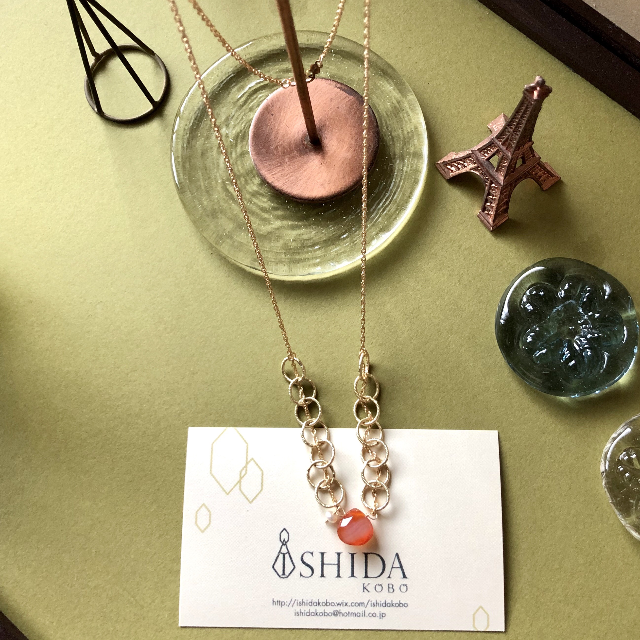 連なったリングと美しい天然石カーネリアンの夏のネックレス K14GF使用