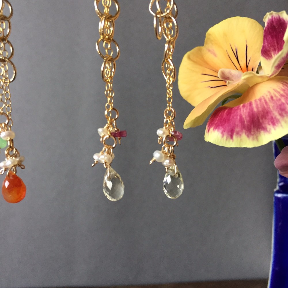 涼しげなドロップカットの天然石レモンクォーツと金のリングが美しい夏のピアス