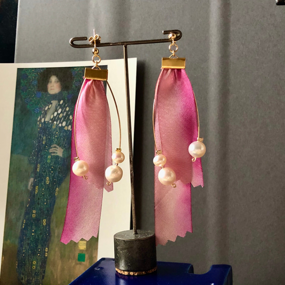【ピンク】シルクリボンと淡水パールのアシンメトリーピアス 4枚目の画像