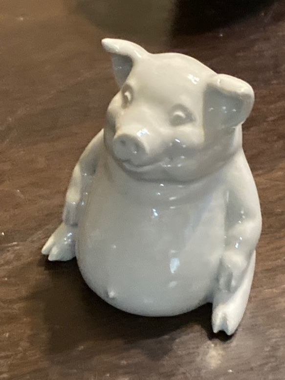 豬，白瓷。瓷器藝術材料。 第5張的照片