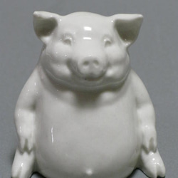 一頭豬，一隻招財貓。用於釉上彩畫和瓷器藝術的白瓷。 第1張的照片