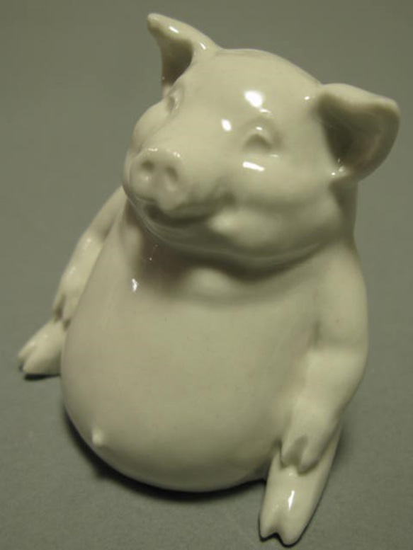 一頭豬，一隻招財貓。用於釉上彩畫和瓷器藝術的白瓷。 第2張的照片