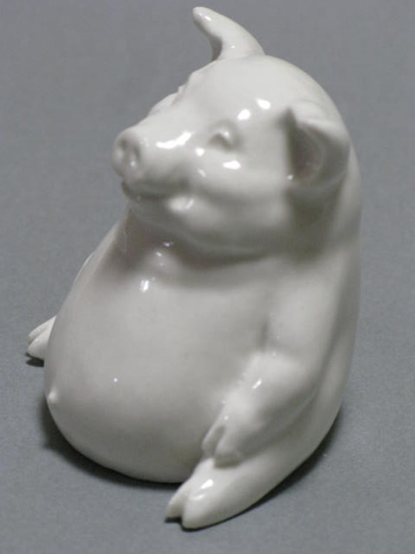 一頭豬，一隻招財貓。用於釉上彩畫和瓷器藝術的白瓷。 第3張的照片