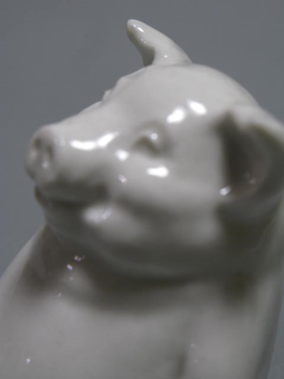 一頭豬，一隻招財貓。用於釉上彩畫和瓷器藝術的白瓷。 第5張的照片