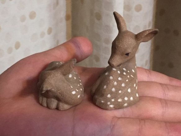 小鹿斑比。兩隻小鹿，小雕像。 第2張的照片