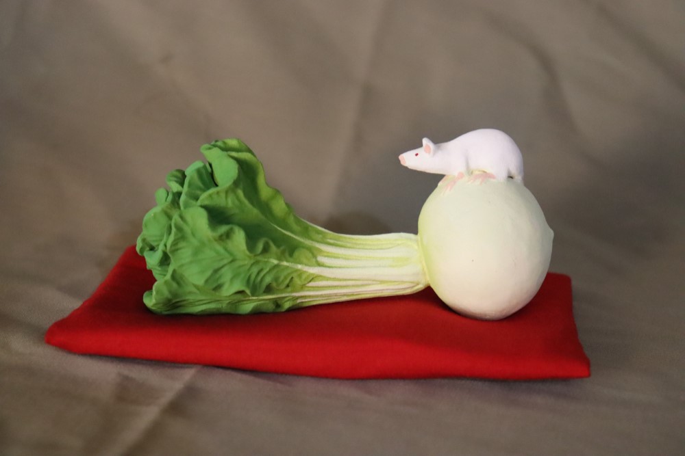 鼠の置物。鏑大根の置物。