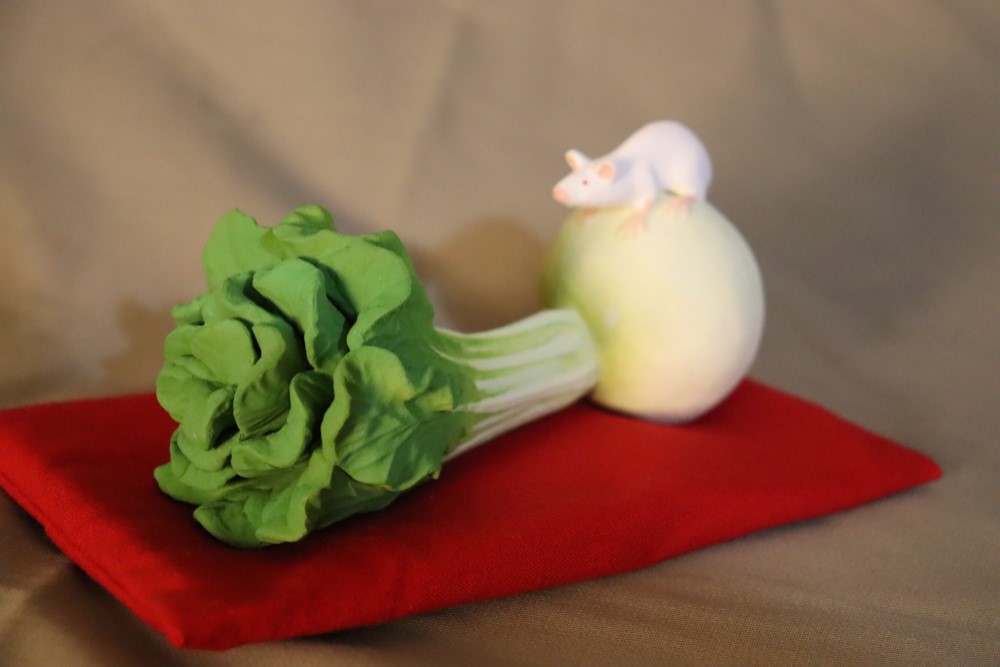 鼠の置物。鏑大根の置物。