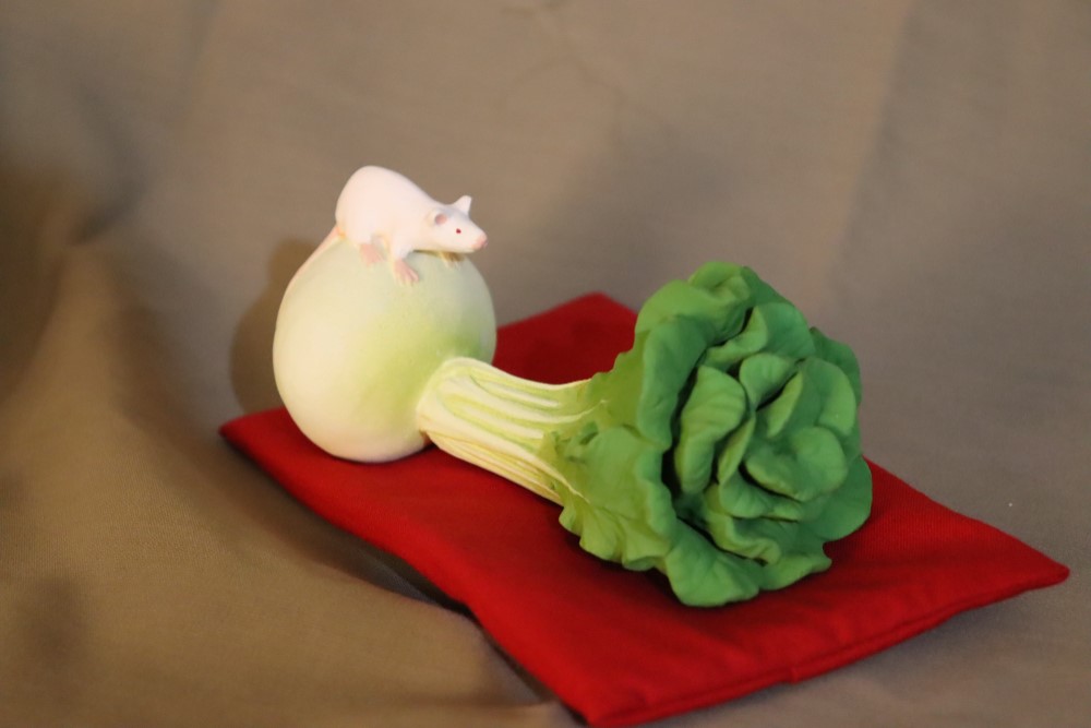 鼠の置物。鏑大根の置物。