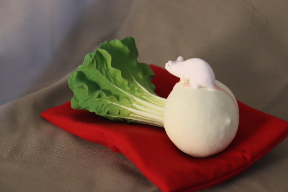 鼠の置物。鏑大根の置物。