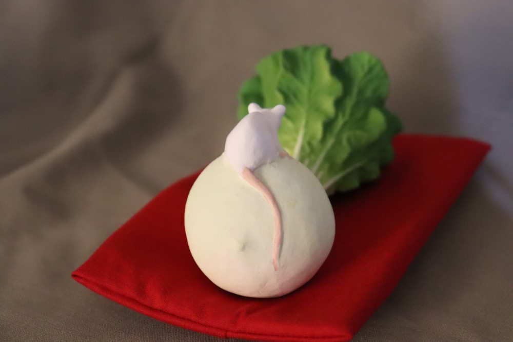 鼠の置物。鏑大根の置物。