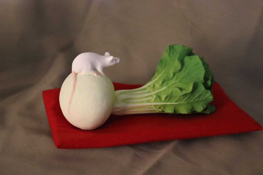 鼠の置物。鏑大根の置物。