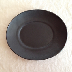 陶器オーバルプレート(黒) 1枚目の画像
