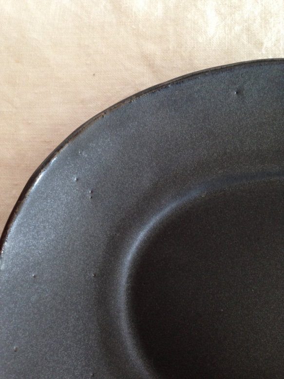 陶器オーバルプレート(黒) 3枚目の画像