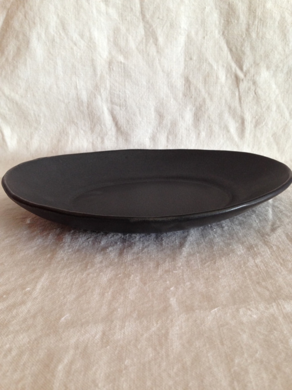陶器オーバルプレート(黒) 4枚目の画像