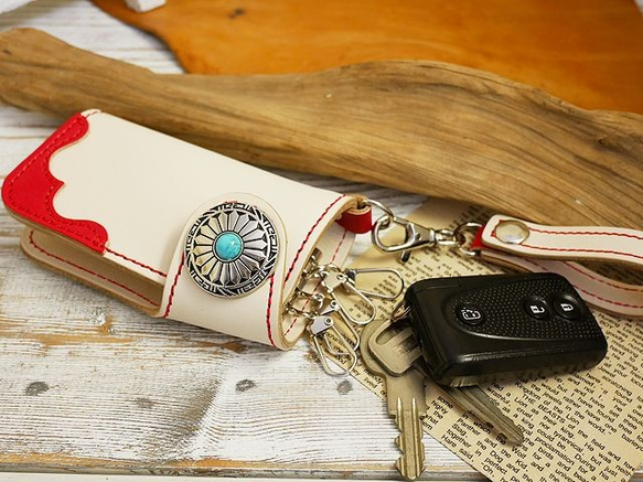 ターコイズ レザーキーケース キーホルダー付き スマートキー カードポケット付き ハンドメイド タンロー×レッド 2枚目の画像