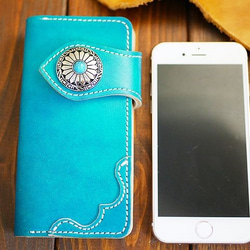 iphone7/8 ターコイズコンチョ コーナーパーツ 姫路レザー レザーケース lmc84 手染め空ブルー 2枚目の画像
