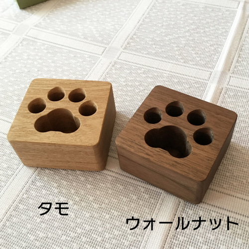 肉球ペン立て 四角 （ペンスタンド 無垢の木 子猫、子犬 ） ペン