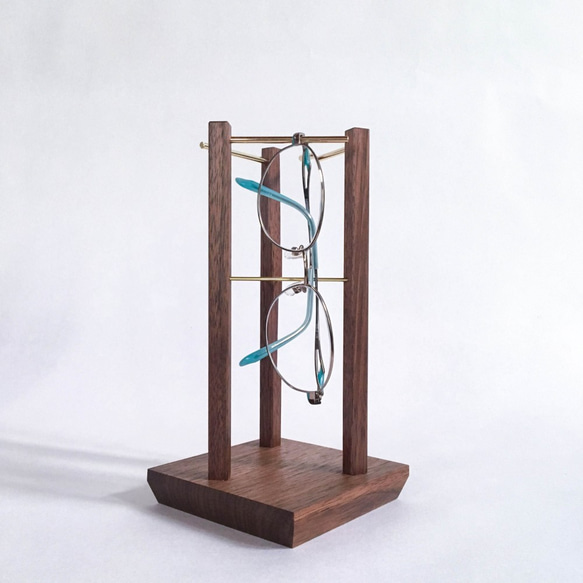 眼鏡スタンド、アクセサリースタンド（木と真鍮、メガネ置き、メガネスタンド） 2枚目の画像