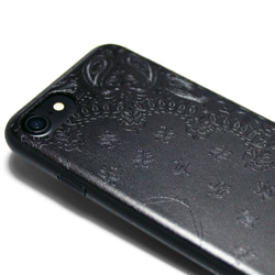 iPhone7/8/iPhoneSE2/iPhoneSE3 特殊エンボス加工 レザーケースカバー（ペイズリー×ブラック） 3枚目の画像